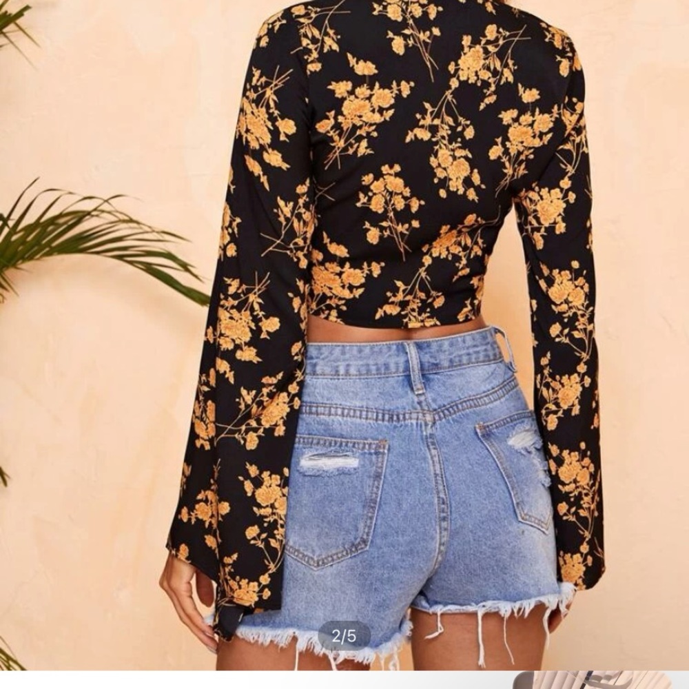 From SHEIN it’s a size 2 and the shirt is black and gold